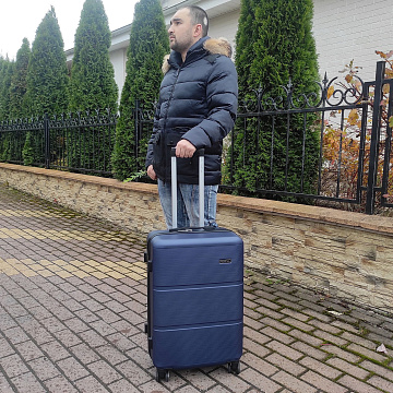 Чемодан М пластик средний Р612 (3-ой) 24&quot;